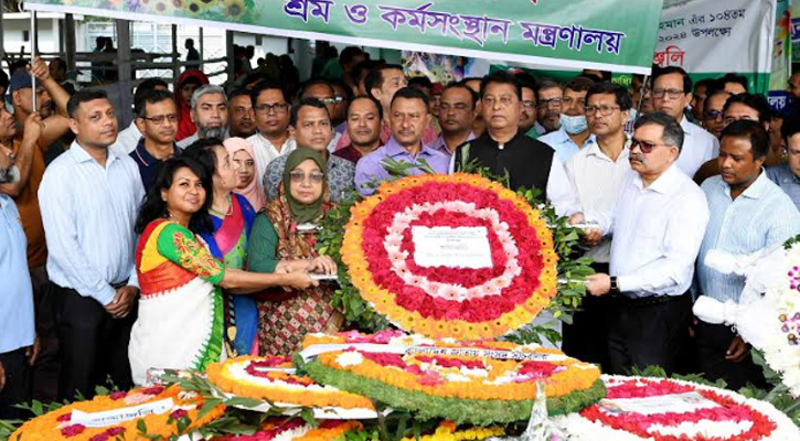 বঙ্গবন্ধুর প্রতিকৃতিতে শ্রম ও কর্মসংস্থান প্রতিমন্ত্রীর শ্রদ্ধা