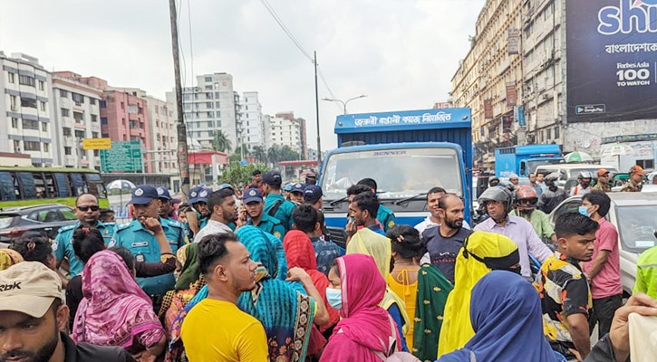 পুলিশের মধ্যস্থতায় সড়ক ছাড়লেন শ্রমিকরা