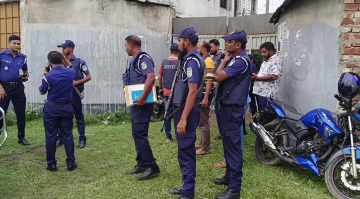 নেত্রকোনায় জঙ্গি আস্তানা, আসল ও খেলনা অস্ত্র উদ্ধার