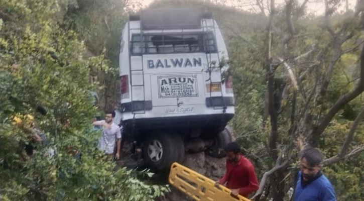 কাশ্মীরে পর্যটকদের বাসে জঙ্গিদের এলোপাতাড়ি গুলি, নিহত ১০