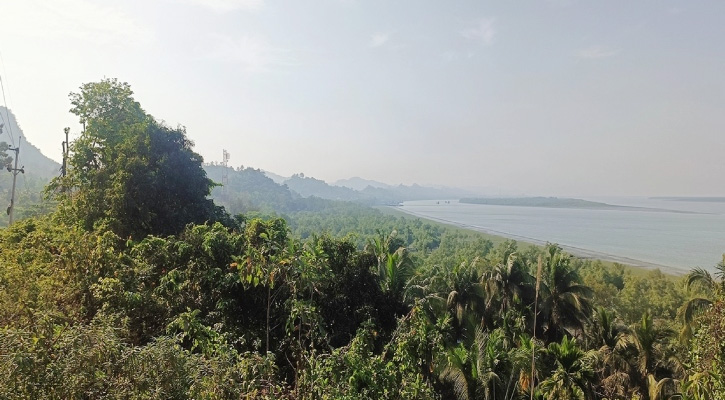 ফের গোলা বর্ষণের শব্দে কাঁপছে টেকনাফ