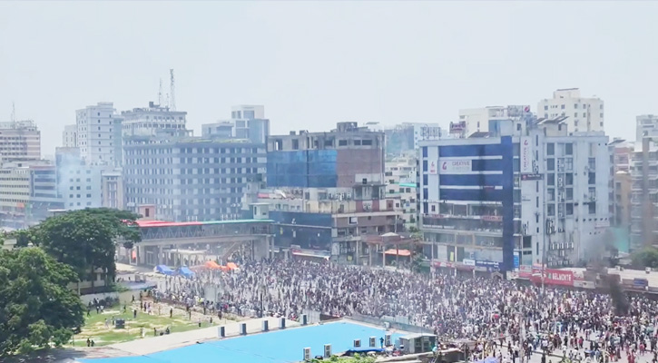 উত্তরায় আন্দোলনকারীদের সঙ্গে  পুলিশের সংঘর্ষ