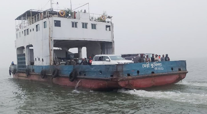 ঘন কুয়াশার কবলে সাড়ে ৬ঘন্টা পর ফেরি চলাচল স্বাভাবিক