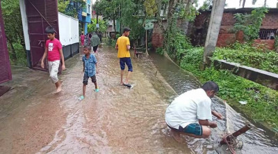 খুলনায় টানা বৃষ্টিতে স্থবির জনজীবন