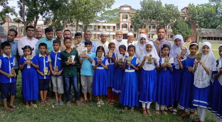 মেধাবী শিক্ষার্থীদের মধ্যে শিক্ষা বৃত্তি প্রদান