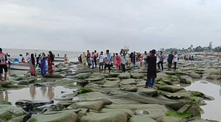 কুয়াকাটা পর্যটনকেন্দ্র বিপুল সম্ভাবনা থাকা সত্বেও সৈকতে  নানা অব্যস্থাপনা