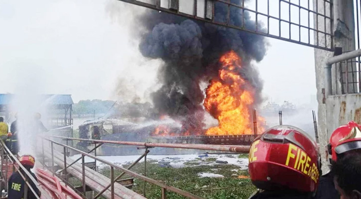 নারায়ণগঞ্জে তেলবাহী ট্রলারের আগুন নিয়ন্ত্রণে