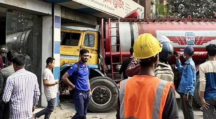 গাড়ির শো-রুমে ঢুকে গেল তেলের লরি, ১ জন নিহত