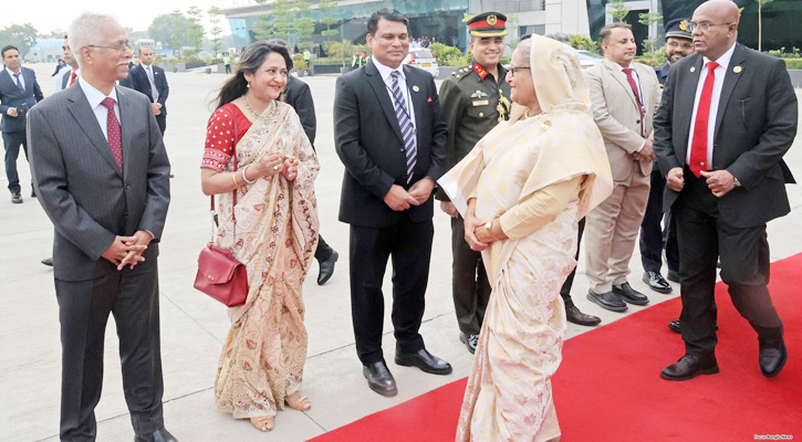 দেশের পথে প্রধানমন্ত্রী