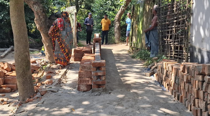 পলাশে সরকারি সড়কের ইট তুলে দেয়াল নির্মাণ, ৫০ পরিবারের যাতায়াত বন্ধ