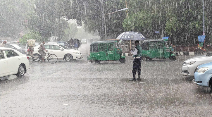 রাজধানীতে আষাঢ়ের ঝুম বৃষ্টি