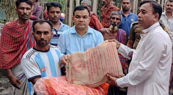 আগুনে পুড়ে ক্ষতিগ্রস্ত পরিবারের পাশে শুকনো খাবার নিয়ে ইউএনও জ্যোতি বিকাশ চন্দ্র