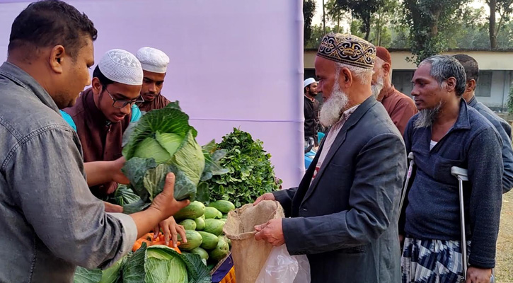 বালিয়াডাঙ্গীতে বসেছিলো বিনা পয়সার বাজার, সদাই কিনলেন ২‍‍`শ দরিদ্র মানুষ