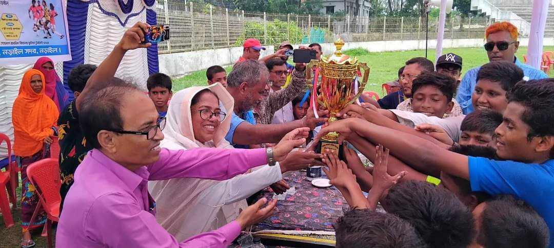 নড়াইলে বঙ্গবন্ধু ও বঙ্গমাতা গোল্ডকাপ ফুটবল টুর্নামেন্টের উদ্বোধন