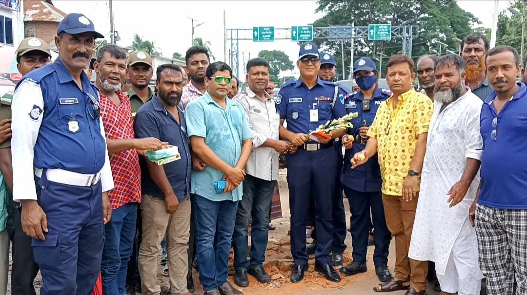 নড়াইলে ট্রাফিক পুলিশকে ফুলেল শুভেচ্ছা