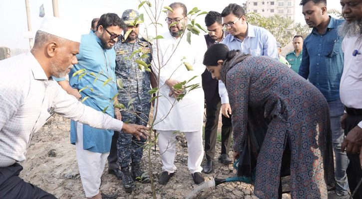 মিরপুরে বাউনিয়া ও উত্তরার খিদির খাল পরিদর্শন করেন পরিবেশ উপদেষ্টা