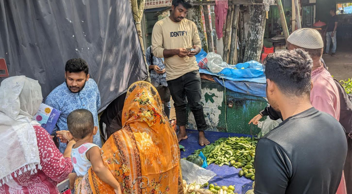 সিন্ডিকেট ভাঙতে ববি শিক্ষার্থীদের ন্যায্যমূল্যে সবজি বিক্রি