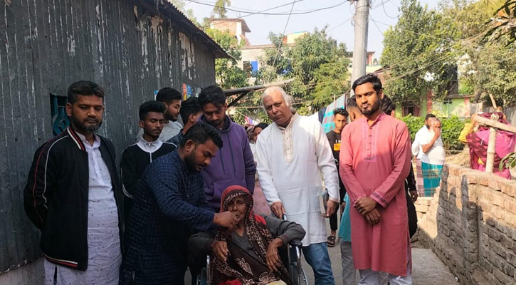 শেরপুরে এক অসহায়কে হুইল চেয়ার উপহার দিলেন 