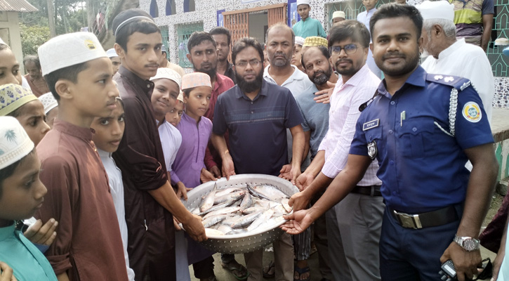 উজিরপুরে নিষেধাজ্ঞা অমান্য করে ইলিশ বিক্রির দায়ে এক জনকে এক মাসের কারাদণ্ড