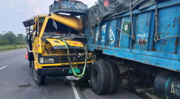 এক্সপ্রেসওয়েতে ২ ট্রাকের সংঘর্ষ, নিহত ২